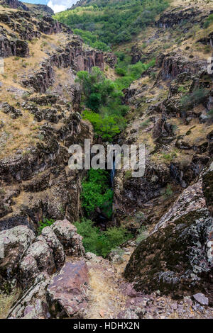 Chute d'entre les rochers à Turbat canyon, Kazakhstan Banque D'Images