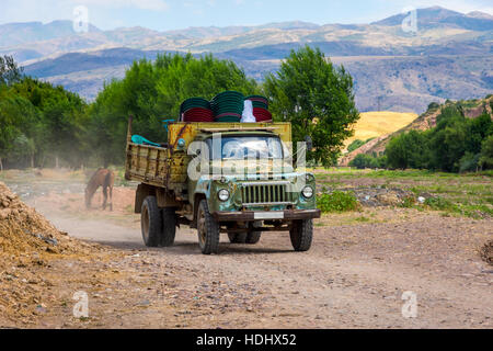 Vieux camion soviétique chargé de conduire sur la route locale dans la steppe Kazakh Banque D'Images