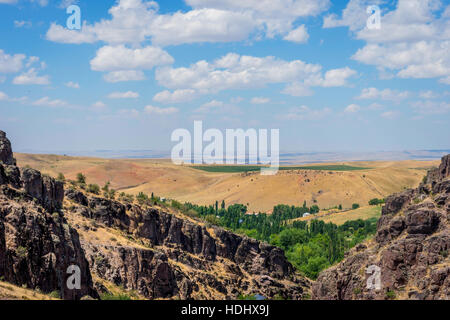 Turbat canyon et prairies steppiques derrière, Kazakhstan Banque D'Images