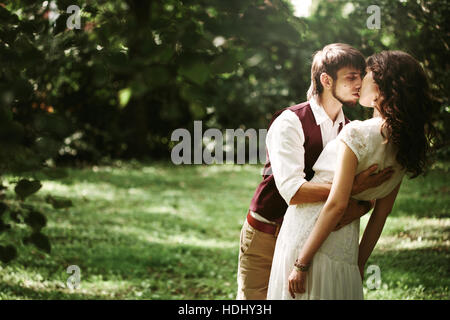 Wedding couple dancing in park. Wedding couple à la nature, groom holiding mariée. Banque D'Images