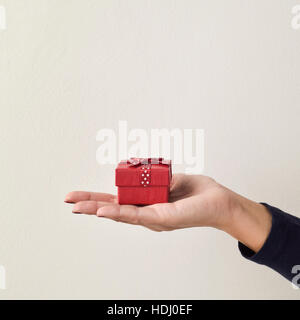 Libre d'un young caucasian woman holding un petit cadeau dans la paume de sa main Banque D'Images