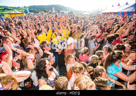 L'auditoire et de la foule le anjoying 2016 Grande fête de la musique, hommage à la périphérie d''Aberystwyth, Pays de Galles, Royaume-Uni tient tous les ans le week-end férié, août. Banque D'Images