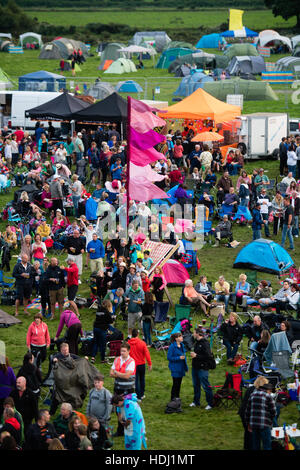L'auditoire et de la foule le anjoying 2016 Grande fête de la musique, hommage à la périphérie d''Aberystwyth, Pays de Galles, Royaume-Uni tient tous les ans le week-end férié, août. Banque D'Images