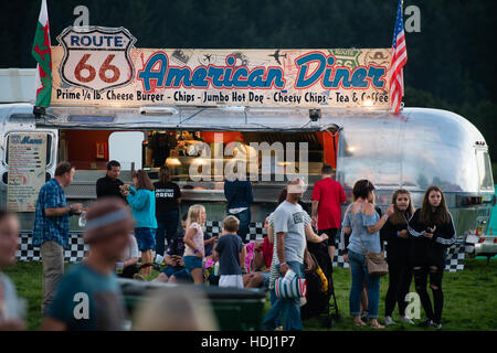 Un restaurant américain fait à partir de l'emblématique caravane Airstream converti en acier inoxydable 2016 Le grand festival de musique, hommage à la périphérie d''Aberystwyth, Pays de Galles, Royaume-Uni tient tous les ans le week-end férié, août. Banque D'Images