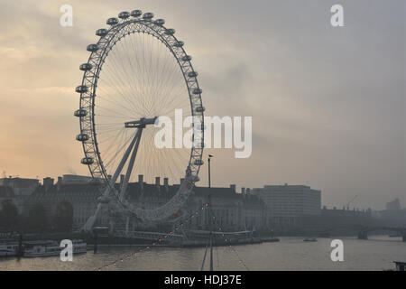 Le London Eye,vu sur un matin d'hiver brumeux,Rive Sud,London.UK Banque D'Images