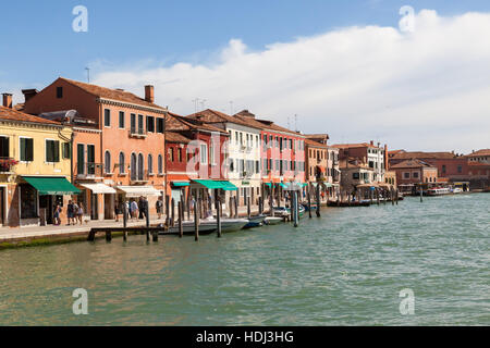 Le long des façades dynamiques canaux tranquilles dans l'île de Murano. Banque D'Images