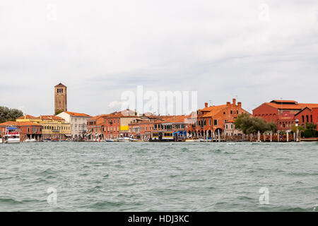 Bâtiments le long des canaux tranquilles à Murano. Banque D'Images