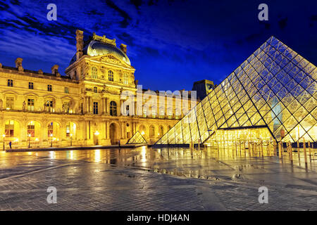 PARIS - le 17 septembre. Pyramide de verre et le musée du Louvre, 17 Septembre, 2013. Le Louvre est le plus grand musée à Paris avec près de 35 000 objets Banque D'Images