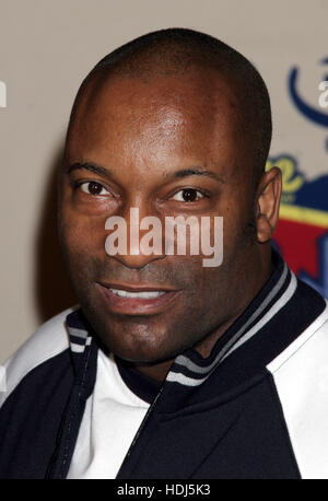 John Singleton arrive à la Spike TV Video Game Awards le 14 décembre 2004 à Santa Monica. Crédit photo : Francis Specker Banque D'Images