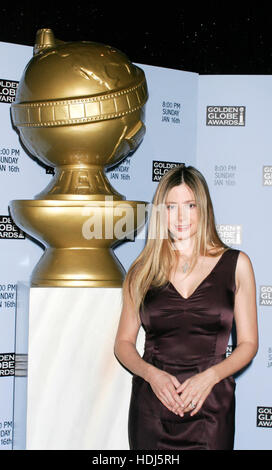 L'actrice Mira Sorvino pose par une réplique d'un Golden Globe à l'annonce de la candidature pour les Golden Globes à Los Angeles, le 13 décembre 2004. Photo par Francis Specker Banque D'Images