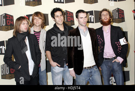 Mickey Madden, à gauche, avec Adam Levine et les bandmates du Maroon 5 au salon de remise des prix Big in 2004 de la VH-1, le 1er décembre 2004 à Los Angeles. Crédit photo: Francis Specker Banque D'Images