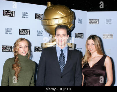 Acteurs de gauche, Drea De Matteo, Brendan Fraser et Mira Sorvino poser à côté d'une grande statuette de Golden Globe à l'annonce de la candidature pour les Golden Globes à Los Angeles, le 13 décembre 2004. Photo par Francis Specker Banque D'Images