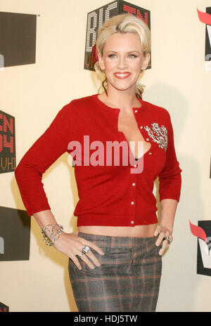 Jenny McCarthy arrive à la VH-1 'Big dans 04' d'enregistrement au Shrine Auditorium à Los Angeles, Californie Le mercredi 01 décembre, 2004. Crédit photo : Francis Specker Banque D'Images