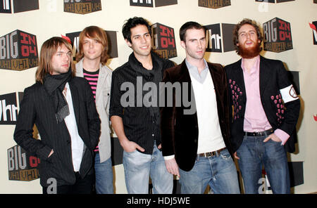 Le groupe musical, Maroon 5, avec Adam Levine, bassiste Mickey Madden, à gauche, arrive au VH-1 « Big in 04 », qui se présente au Shrine Auditorium de Los Angeles, en Californie, le mercredi 01 décembre 2004. Crédit photo: Francis Specker Banque D'Images