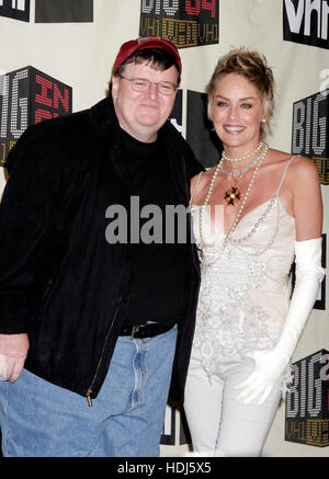Réalisateur Michael Moore, à gauche, et l'actrice Sharon Stone au VH-1 'Big dans 04' d'enregistrement au Shrine Auditorium à Los Angeles, Californie Le mercredi 01 décembre, 2004. Crédit photo : Francis Specker Banque D'Images