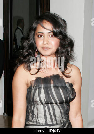 L'actrice britannique Parminder Nagra pose comme elle arrive pour le Festival du film de Hollywood Hollywood Awards 2004 à Los Angeles, le 18 octobre, 2004 Photo par Francis Specker Banque D'Images