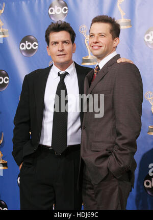 Charlie Sheen, Jon Cryer, gauche et à la 56e Emmy Awards annuel le 19 septembre 2004 à Los Angeles, Californie. Crédit photo : Francis Specker Banque D'Images