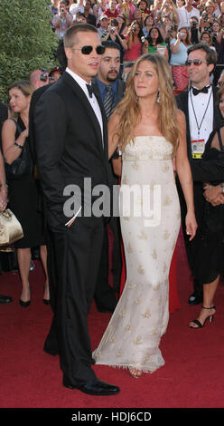 Acteurs Brad Pitt, droite, et sa femme, Jennifer Aniston arrivent pour la 56e Emmy Awards annuel à Los Angeles, Californie le dimanche 19 septembre, 2004. Crédit photo : Francis Specker Banque D'Images