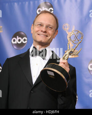 L'acteur David Hyde Pierce tient son Emmy pour les acteur de soutien dans une série comique pour son travail sur "Frasier" au 56e Congrès annuel un Emmy Awards à Los Angeles, Californie le dimanche 19 septembre, 2004. Crédit photo : Francis Specker Banque D'Images