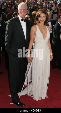 L'acteur Ted Danson, gauche, et son épouse, Mary Steenburgen, arrivent pour la 56e Emmy Awards annuel à Los Angeles, Californie le dimanche 19 septembre, 2004. Crédit photo : François Speckerarrives annuel pour la 56e Emmy Awards à Los Angeles, Californie le dimanche 19 septembre, 2004. Crédit photo : Francis Specker Banque D'Images