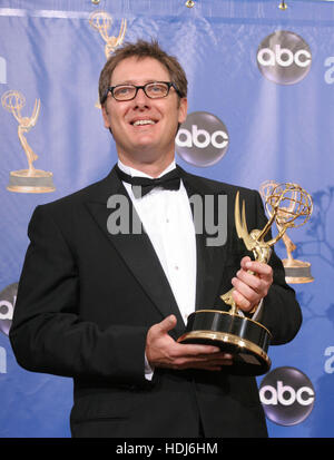 L'acteur James Spader détient l'Emmy Award, il a remporté en tant que meilleur acteur dans une série dramatique pour son rôle dans "la pratique" à la 56e Emmy Awards annuel à Los Angeles, Californie le dimanche 19 septembre, 2004. Crédit photo : Francis Specker Banque D'Images