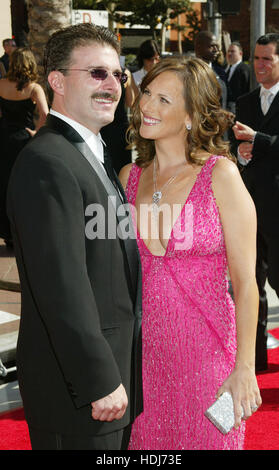 Marlee Matlin et son mari, Kevin Grandalski, au 2004 Primetime Creative Arts Emmy Awards au Shrine Auditorium le 12 septembre 2004 à Los Angeles, Californie. Crédit photo : Francis Specker Banque D'Images