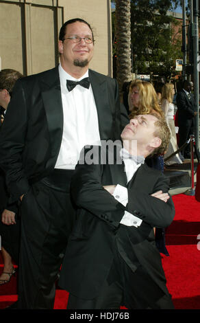 Penn et Teller en 2004 Primetime Creative Arts Emmy Awards au Shrine Auditorium le 12 septembre 2004 à Los Angeles, Californie. Crédit photo : Francis Specker Banque D'Images