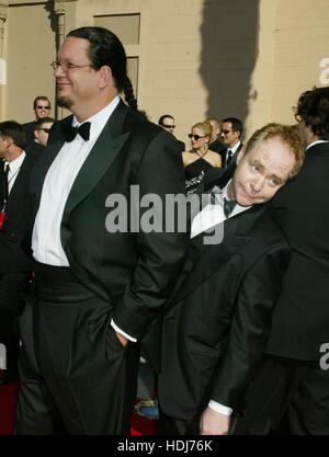 Penn et Teller en 2004 Primetime Creative Arts Emmy Awards au Shrine Auditorium le 12 septembre 2004 à Los Angeles, Californie. Crédit photo : Francis Specker Banque D'Images