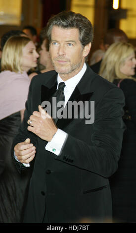 Pierce Brosnan et sa femme Keely Shaye Smith à l'Academy Awards à Hollywood, Californie le 29 février 2004. Crédit photo : Francis Specker Banque D'Images