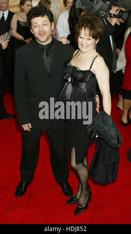 Andy Serkis et son épouse, Lorraine Ashbourne, au Screen Actors Guild Awards à Los Angeles, en Californie, le 22 février 2004. Crédit photo: Francis Specker Banque D'Images