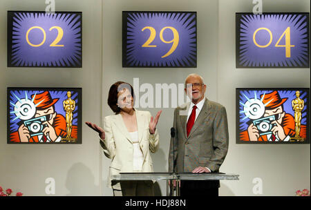 L'actrice Sigourney Weaver et Frank Pierson, président de l'Academy of Motion Picture Arts and Sciences, annoncer les nominations pour les 76e Academy Awards lors d'une conférence de presse à Beverly Hills, en Californie, le mardi 27 janvier 2004. La cérémonie sera télédiffusé le 29 février 2004. Crédit photo : Francis Specker Banque D'Images