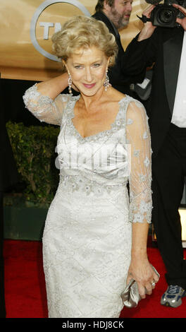 Helen Mirren arrive à la Screen Actors Guild Awards à Los Angeles, Californie le 22 février 2004. Crédit photo : Francis Specker Banque D'Images