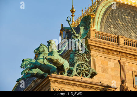 Trois de bronze horse char sur le dessus du Théâtre National de Prague pendant le coucher du soleil Banque D'Images