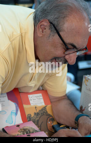 Madrid, Espagne - 28 mai 2016 : l'illustrateur et dessinateur Espagnol Jose Maria Gallego dans la foire du livre de Madrid. Banque D'Images