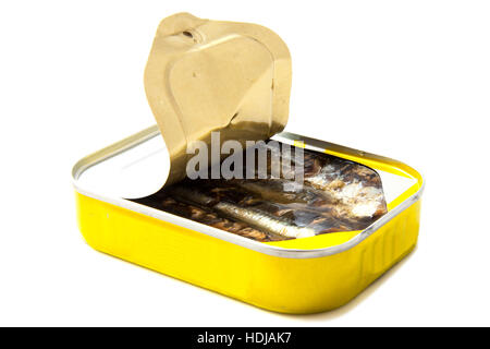 Boîte jaune rempli de poissons isolated over white Banque D'Images