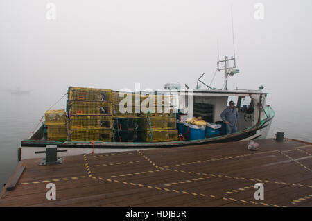 Langoustier se prépare à quitter dock dans le brouillard du matin, Portland MOI Banque D'Images