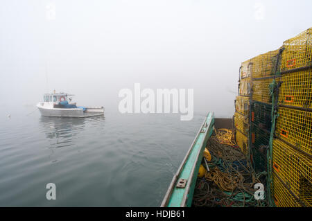 Langoustier se trouve dans le brouillard du matin à l'Harbour, Yarmouth, moi Banque D'Images