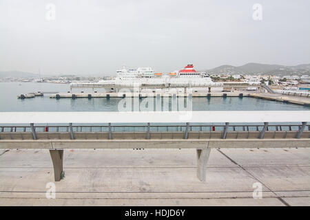 Port de Marina Botafoch Ibiza ferry Transmediterranea avec Juan J Soeur amarrés sur quay en octobre en mer entre Palma et Ibiza. Banque D'Images