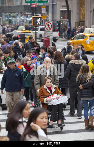 Cinquième Avenue au Rockefeller Center près de la cathédrale Saint Patrick est totalement rempli de touristes et les consommateurs sur le Black Friday, le lendemain de Thanksgiving, le début de la traditionnelle saison des achats de cadeau de vacances. La ville de New York. Banque D'Images