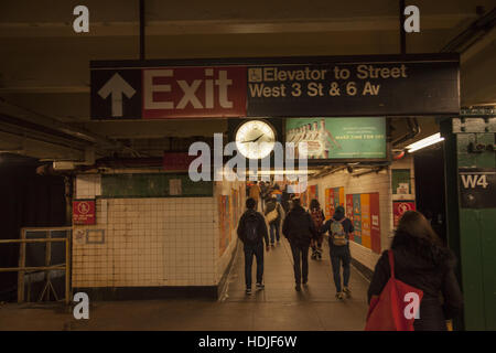 Tunnel de sortie dans l'ouest de la station de métro 4th Street à Greenwich Village, New York. Banque D'Images