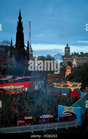 Noël illuminations et feux d'édimbourg fun fair, à l'Est des jardins de Princes Street, l'Écosse Royaume-uni 2016 Banque D'Images