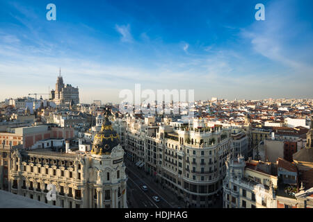 Madrid skyline avec Metropolis à l'avant et la Gran Via menant à la tour de Telefonica à l'arrière. Banque D'Images
