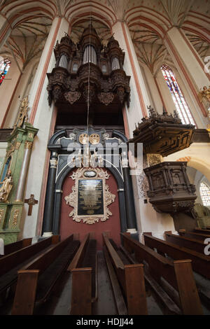 Bancs et d'orgue dans l'église Sainte Marie à Torun, Pologne Banque D'Images
