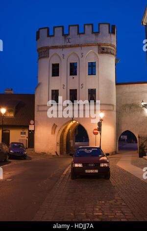 Bridge Gate tower de nuit dans la vieille ville de Torun en Pologne, l'Europe, vue depuis la rue Mostowa Banque D'Images