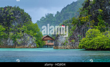 Bamboo Hut entre certaines des roches sous la pluie en Painemo, Bay Islands, Raja Ampat, Papouasie occidentale, en Indonésie Banque D'Images