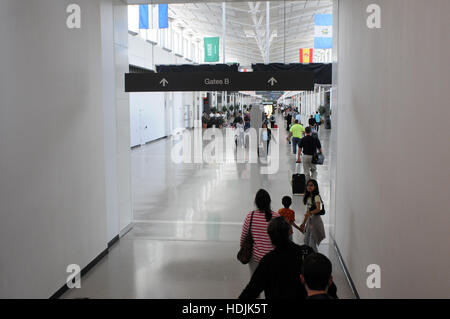 Les passagers à l'aéroport international Washington Dulles en Virginie, aux États-Unis. Banque D'Images