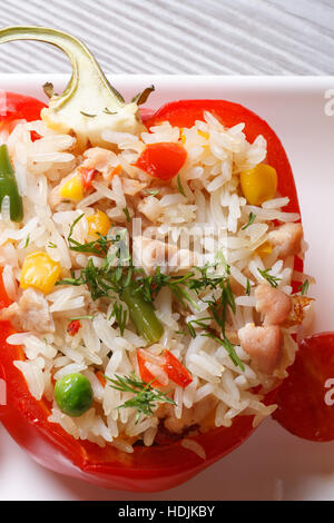 Poivrons rouges farcis au riz, légumes et viande close up sur une plaque verticale Vue de dessus. Banque D'Images