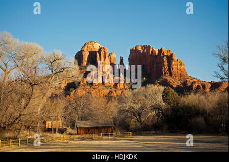 Cathedral Rock avec un champ ouvert et en face d'un moulin maison et un moulin roue à eau. Pris au coucher du soleil avec des ombres sur le rocher Banque D'Images