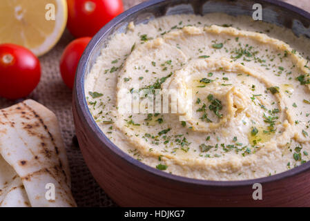 Dans l'humus des bowl et de légumes. Banque D'Images