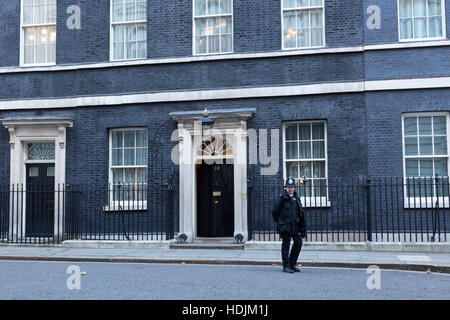 Londres, 28 novembre 2016. Un garde à l'avant de 10 Downing Street à Londres, la résidence du Premier Ministre du Royaume-Uni. Banque D'Images